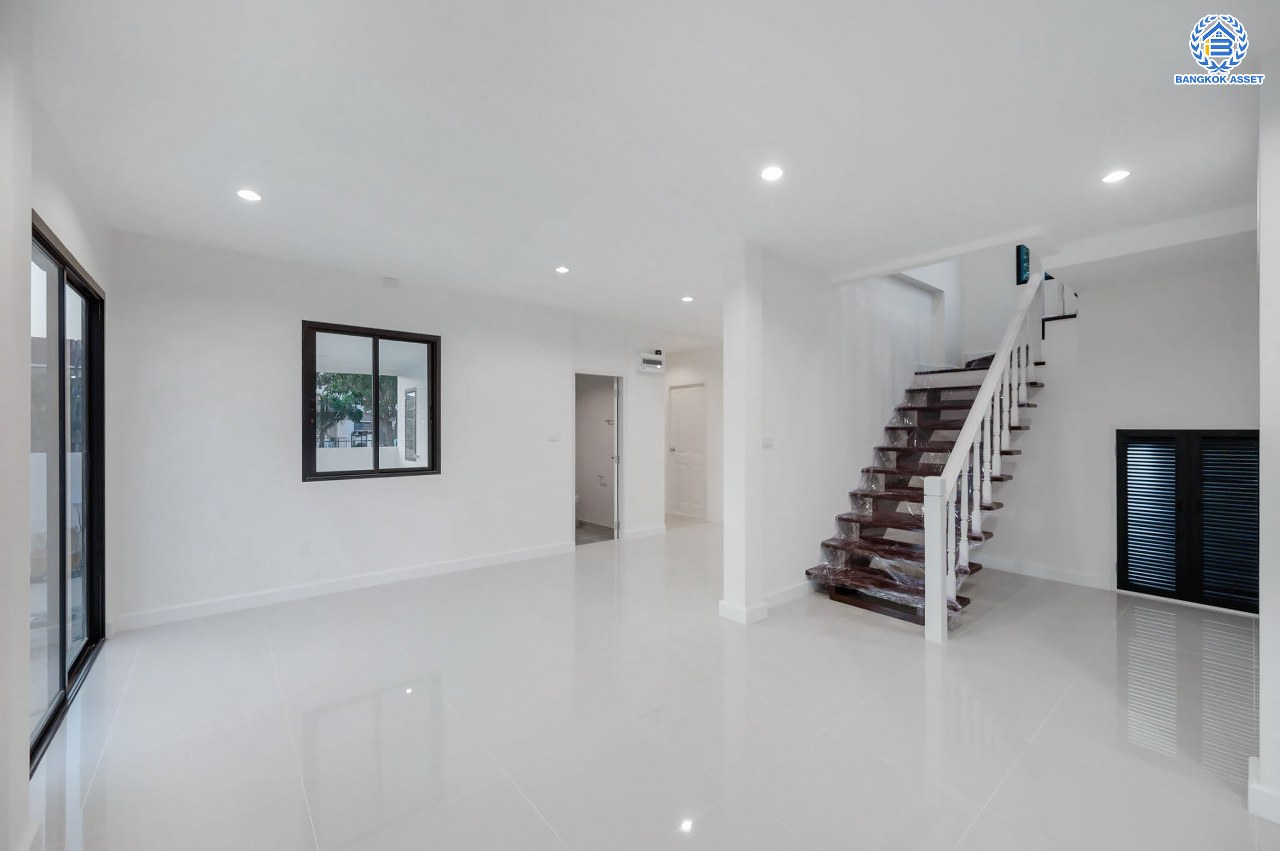 บ้านมือสองตกแต่งใหม่ คุณภาพแบรนด์ LH โครงการ ชลลดา บางบัวทอง เนื้อที่ 72 ตร.ว. ตกแต่งหรูหรา ฟังก์ชันจัดเต็ม 3 ห้องนอน 2 ห้องน้ำ 1 ห้องอเนกประสงค์ จอดรถได้ 1 คัน พร้อม Facilities ครบ! บนทำเลคุณภาพ เชื่อมต่อได้หลายเส้นทาง ใกล้เซ็นทรัลเวสต์เกต และรถไฟฟ้า "สถานีบางพลู"